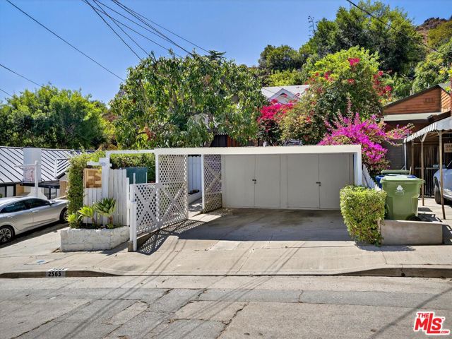 2565 Glen Green Street, Los Angeles CA: https://media.crmls.org/mediaz/36745373-c132-487e-a014-81da8ccd87bb.jpg