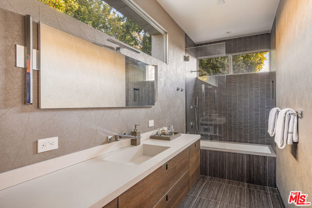 1645 Carla, Beverly Hills CA: https://media.crmls.org/mediaz/3674b9d4-ee14-49d1-aeee-26b92759e942.jpg