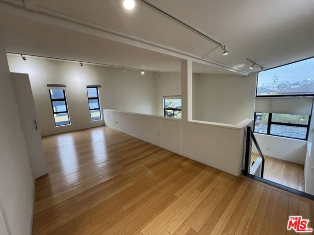 320 Indiana Avenue, Venice CA: https://media.crmls.org/mediaz/3674ba0f-a07b-4da1-aea6-00d24f4e161f.jpg
