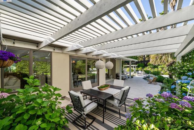 290 Bolla Ave, Alamo CA: https://media.crmls.org/mediaz/3674ce89-fe02-4f35-82e1-fcb6593e1edf.jpg