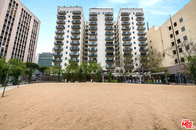 416 S Spring Street, Los Angeles CA: https://media.crmls.org/mediaz/36754871-b09c-4d94-b74e-86aa10d98c0e.jpg