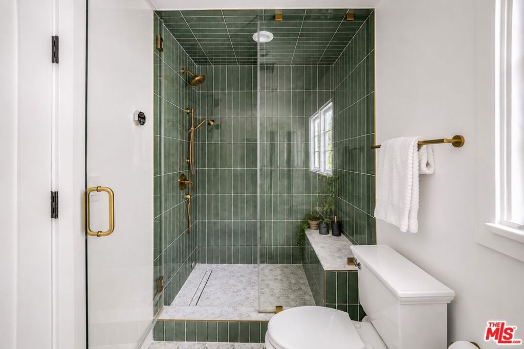 https://media.crmls.org/mediaz/36768708-40ce-4ed8-813c-6ea08b844874.jpg?preset=X-Large