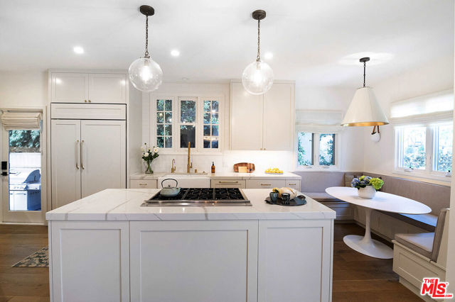342 N Citrus Avenue, Los Angeles CA: https://media.crmls.org/mediaz/3676a707-91f6-4c0d-bc00-0f1ddf245197.jpg