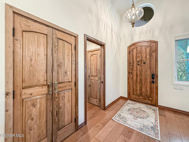 4255 Saddlecrest Lane, Westlake Village CA: https://media.crmls.org/mediaz/3676a82e-f67e-426b-acbe-20b484eaab75.jpg