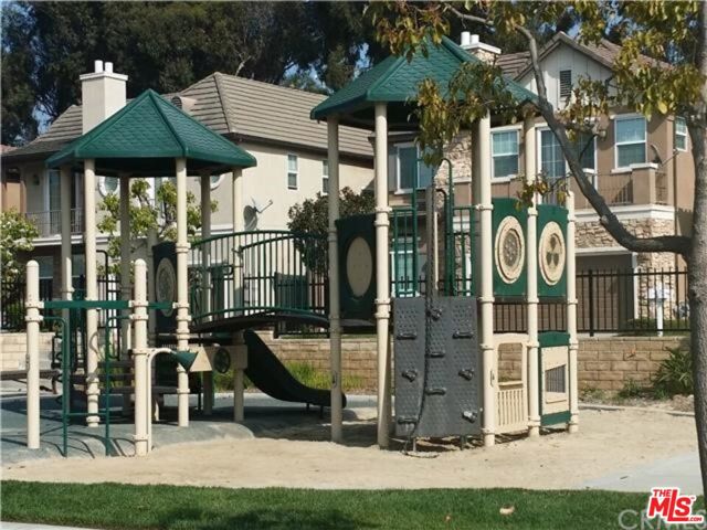 9009 S Calvin Way, Inglewood CA: https://media.crmls.org/mediaz/3676b92e-6382-4457-b2ff-3655c8bf573e.jpg