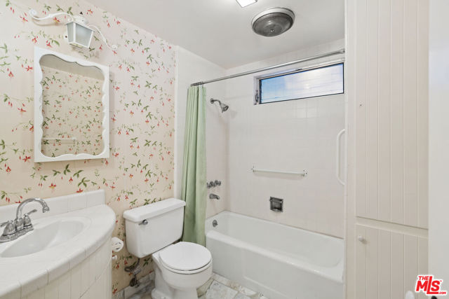 15401 Mulholland Drive, Los Angeles CA: https://media.crmls.org/mediaz/36785815-90ab-48e2-80a5-96f9aa7b843e.jpg