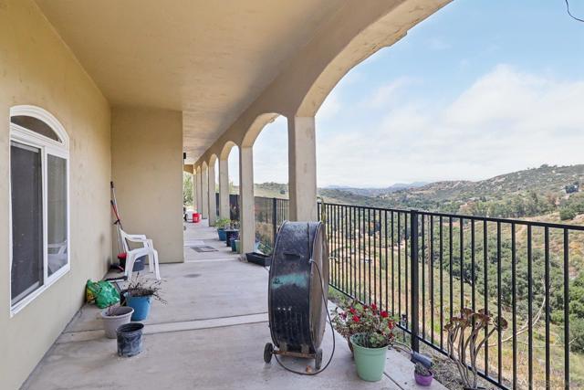 19075 Caesar Drive, Ramona CA: https://media.crmls.org/mediaz/3678c31d-4a45-4b98-93e2-3d2727110633.jpg