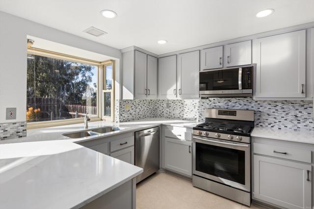 Detail Gallery Image 13 of 41 For 7338 Canyon Breeze Rd, San Diego,  CA 92126 - 4 Beds | 3 Baths