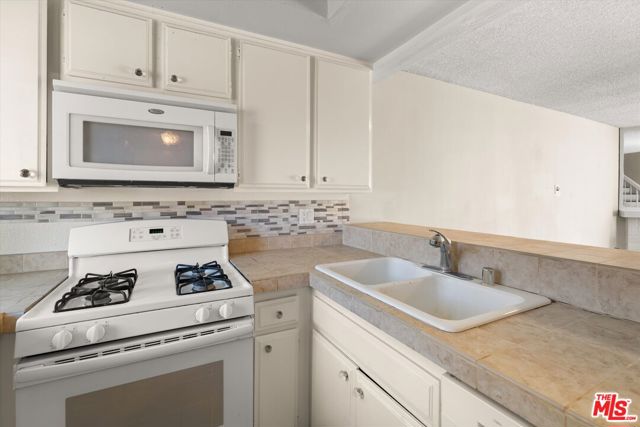 5720 Owensmouth Avenue, Woodland Hills CA: https://media.crmls.org/mediaz/367b33e3-9d0d-46e7-bb74-c671baba22f0.jpg