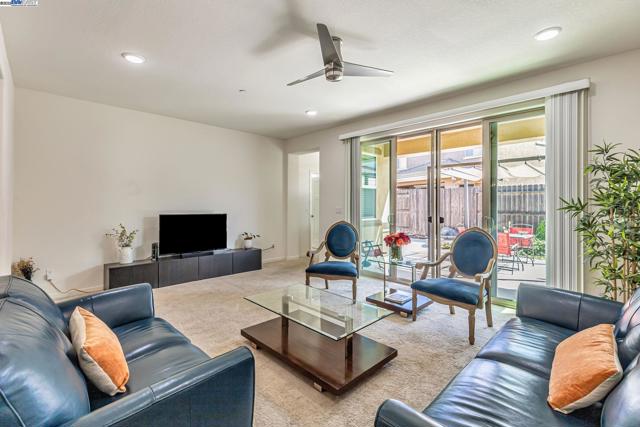 9315 Wild Lilac Cir, Sacramento CA: https://media.crmls.org/mediaz/367bd8f1-e7f9-4761-9a73-9beeabd1df3e.jpg