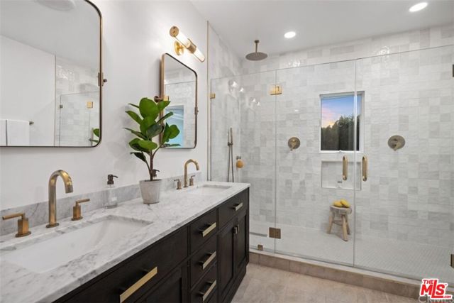 5439 Gentry Avenue, Valley Village CA: https://media.crmls.org/mediaz/367ead2f-d6b7-466d-948d-bbc808d2c716.jpg