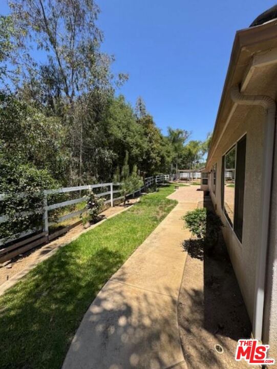 1808 Fallbrook Oaks Court, Fallbrook CA: https://media.crmls.org/mediaz/367f5339-fd72-4694-a509-2b57c19eabc3.jpg
