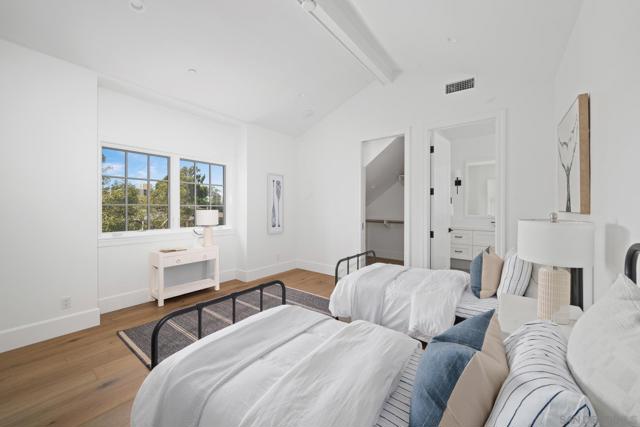461 Country Club Ln, Coronado CA: https://media.crmls.org/mediaz/3680d463-1590-42d1-8b59-f4aec05caf36.jpg