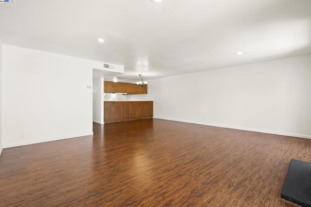 3112 La Campania, Alameda CA: https://media.crmls.org/mediaz/3680d90f-4cfe-46af-8be0-f55d248173ac.jpg