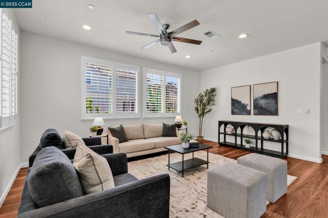 6983 Alamo Creek Trl, Dublin CA: https://media.crmls.org/mediaz/36816134-27f6-41b0-8b86-f29e8bb24c72.jpg