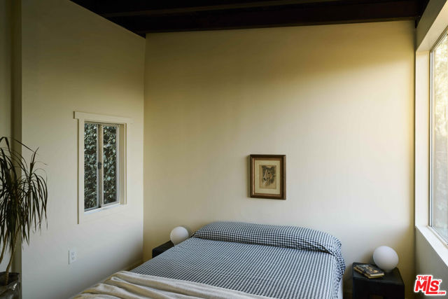 11764 Laurelcrest Drive, Studio City CA: https://media.crmls.org/mediaz/368230a4-19d6-4753-8277-332959b8ce5c.jpg