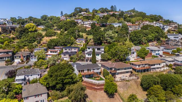 141 Hillcrest Road, San Carlos CA: https://media.crmls.org/mediaz/36825076-a957-4ae2-9650-1a329482cf27.jpg