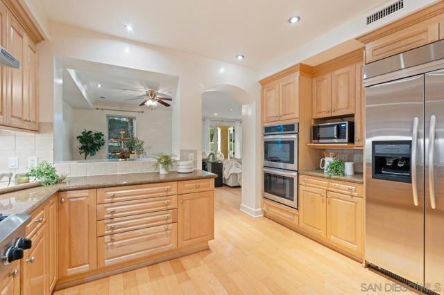 1040 Genter St, La Jolla CA: https://media.crmls.org/mediaz/3682ffce-1cc9-4aed-88ba-42a0a798d2b4.jpg