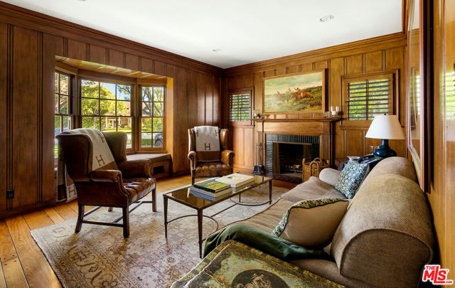 615 Trenton Drive, Beverly Hills CA: https://media.crmls.org/mediaz/368490e8-b1bf-40d9-a80c-0ecd392797bb.jpg