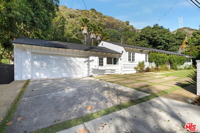 3443 Mandeville Canyon Road, Los Angeles CA: https://media.crmls.org/mediaz/3684ff63-ab75-4c66-a885-2e8fadd047ad.jpg
