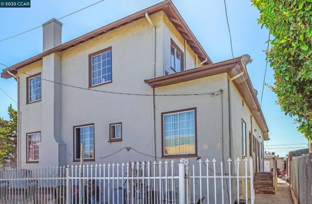 1362 104Th Ave, Oakland CA: https://media.crmls.org/mediaz/3685119e-2dd4-4df8-8dd7-85d2ce26e640.jpg