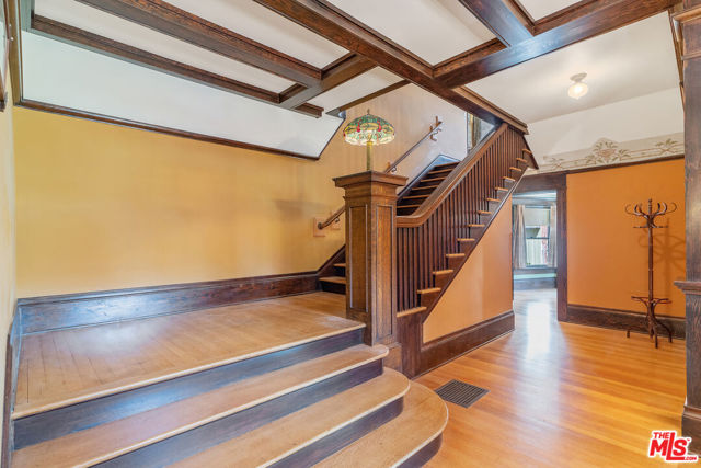 1049 Elden Avenue, Los Angeles CA: https://media.crmls.org/mediaz/36859d65-acc6-42d2-b333-8aa16d085b93.jpg
