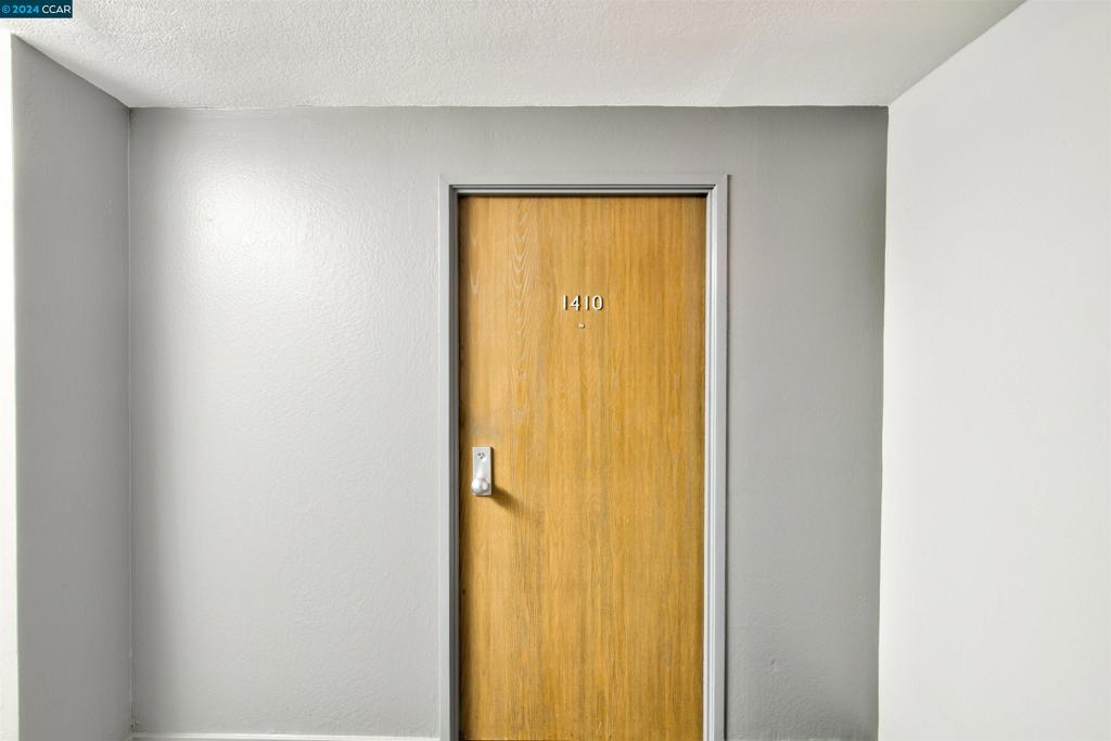 https://media.crmls.org/mediaz/36862dbd-20e7-4091-9cf5-e4d3b07d19aa.jpg?preset=X-Large