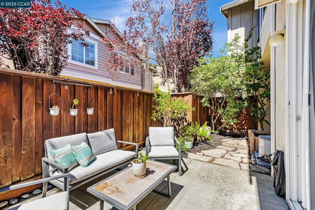 10630 Roys Hill Ln, Dublin CA: https://media.crmls.org/mediaz/36869364-d953-4ba3-b977-4e592c5d173f.jpg