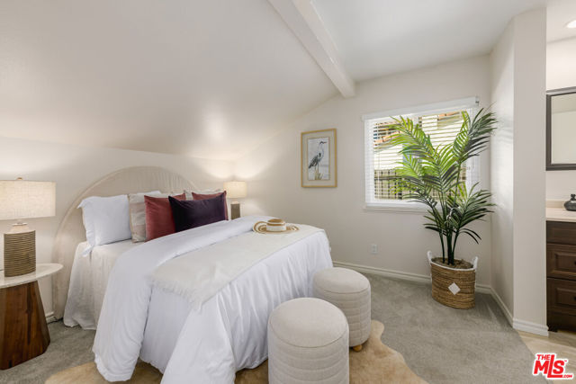 6652 Buttonwood Avenue, Oak Park CA: https://media.crmls.org/mediaz/36876495-c144-4888-8585-edb593e66e63.jpg