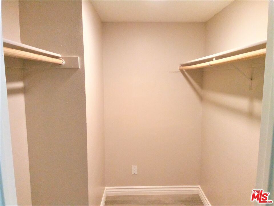 https://media.crmls.org/mediaz/36876f69-7383-48e4-8ad5-914f4badd773.jpg?preset=X-Large