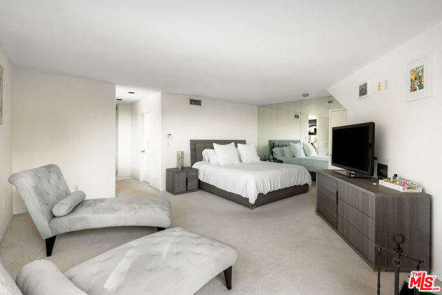 7265 Caverna Drive, Los Angeles CA: https://media.crmls.org/mediaz/3687e9e6-42dc-43fa-aefd-0e2e92f87a77.jpg