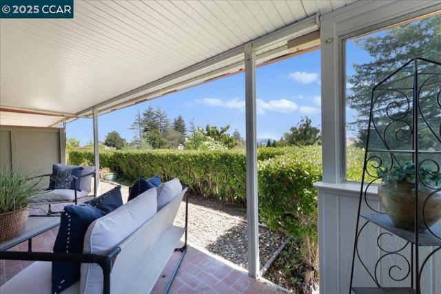 1256 Skycrest Dr, Walnut Creek CA: https://media.crmls.org/mediaz/36894a25-1779-461e-a8b2-ba0bfe73dae6.jpg