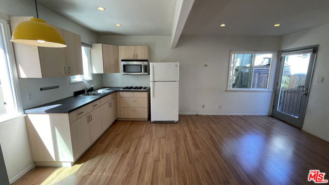 732 Washington Boulevard, Marina del Rey CA: https://media.crmls.org/mediaz/36897ee9-a6d2-444c-aa86-9d846d22ab8c.jpg