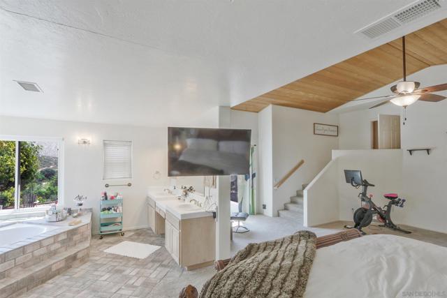 15549 Vista Vicente Dr, Ramona CA: https://media.crmls.org/mediaz/3689c3db-2bba-4984-a013-58ce066b1c8d.jpg