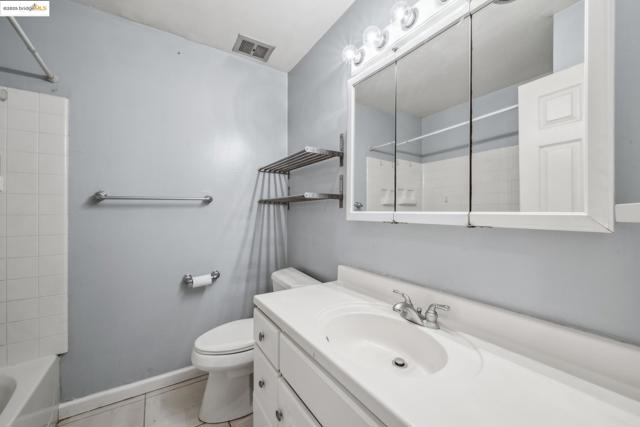 325 Kitty Hawk Rd, Alameda CA: https://media.crmls.org/mediaz/368aade7-3cd0-4701-a421-81ced410b0f1.jpg
