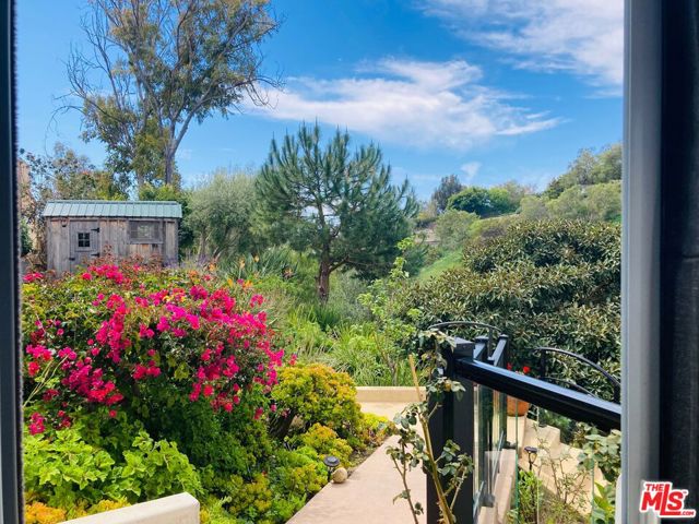 5787 Calpine Drive, Malibu CA: https://media.crmls.org/mediaz/368c0c3a-0f29-4e2b-8f6b-780779b10d39.jpg