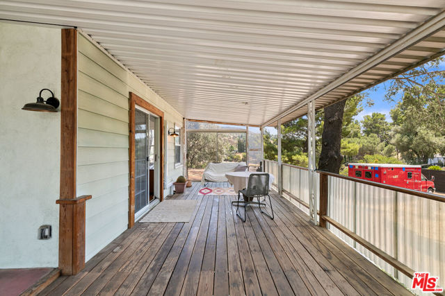 11320 Alethea Drive, Sunland CA: https://media.crmls.org/mediaz/368c63c4-28f1-4555-b9e9-f033cdbb57ff.jpg