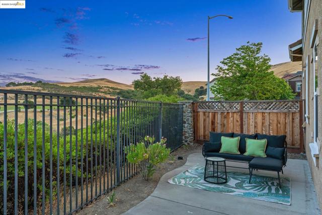 6686 Chalk Hill Ln, Vallejo CA: https://media.crmls.org/mediaz/368ca8d3-2452-4892-a395-6b271600ceef.jpg