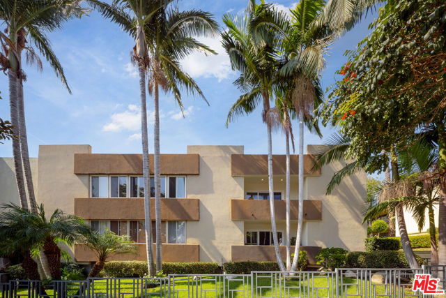 1233 N Laurel Avenue, West Hollywood CA: https://media.crmls.org/mediaz/368dc99a-92e5-4f60-a518-ad0825b0b4cd.jpg