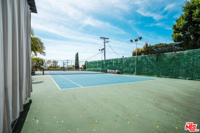 727 N Alta Drive, Beverly Hills CA: https://media.crmls.org/mediaz/368dd8e4-684a-41ff-bba7-e2918afaf61f.jpg