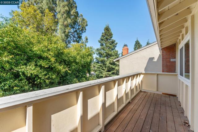 332 Kinross Dr, Walnut Creek CA: https://media.crmls.org/mediaz/368e0f11-eb62-40ae-a8cb-d6dfb032b75e.jpg