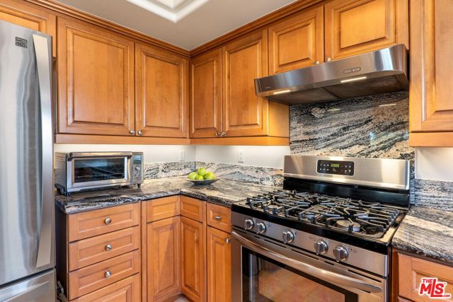 1948 Malcolm Avenue, Los Angeles CA: https://media.crmls.org/mediaz/368e23a8-342e-4a18-80e1-52ce6e92f5a4.jpg