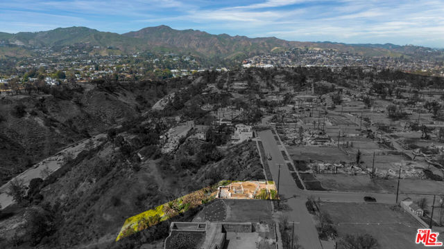 365 Mount Holyoke Avenue, Pacific Palisades CA: https://media.crmls.org/mediaz/368e6978-3d81-413f-b5eb-2cfeac935325.jpg