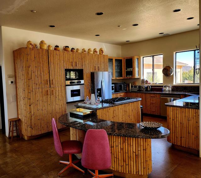 3569 Calmada Road, Pioneertown CA: https://media.crmls.org/mediaz/368eec32-c830-4170-980a-5c5403a03701.jpg