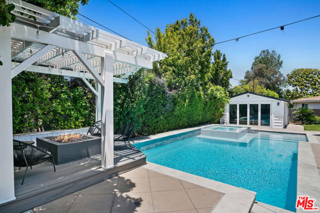 4909 Encino Terrace, Encino CA: https://media.crmls.org/mediaz/3690594f-ecef-4b96-8b02-0f0d95ab3669.jpg