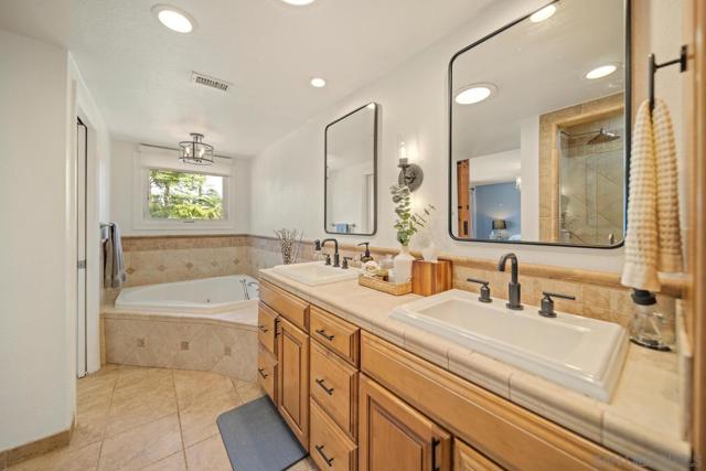 1654 Palomino Ln, Escondido CA: https://media.crmls.org/mediaz/36907299-915f-4c3d-86d4-757b1a74a78d.jpg