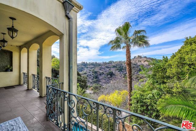 3110 Benedict Canyon Drive, Beverly Hills CA: https://media.crmls.org/mediaz/36908574-ff34-4a75-8e7b-2ad5edd96f21.jpg