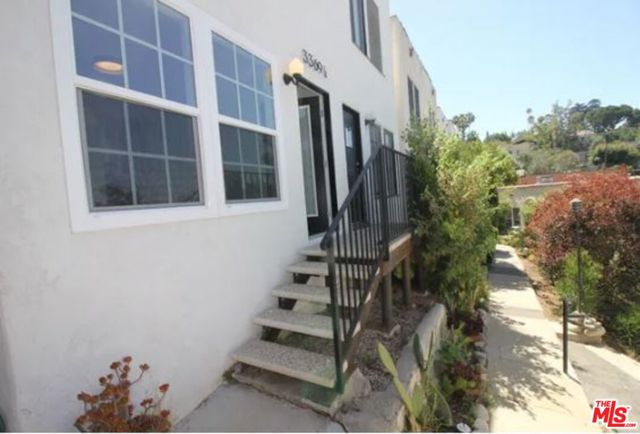 3365 Hamilton Way, Los Angeles CA: https://media.crmls.org/mediaz/3690b511-8079-4148-8c27-8b160da77d6c.jpg