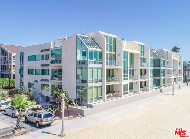 5205 Ocean Front Walk, Marina del Rey CA: https://media.crmls.org/mediaz/3690f6d5-fd35-4c18-8cd3-73e1117c3e0d.jpg