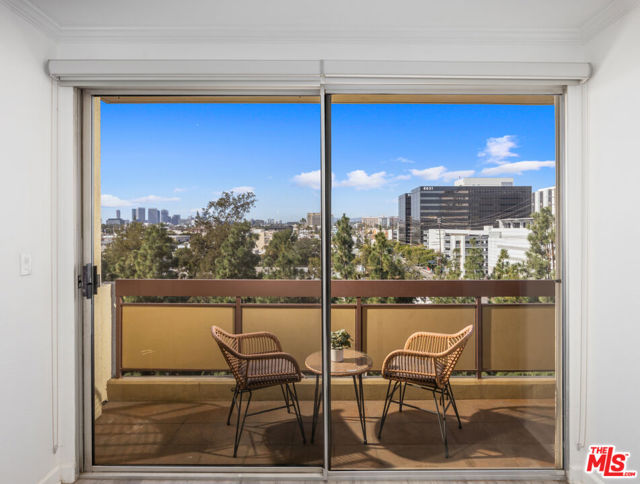 321 S San Vicente Boulevard, Los Angeles CA: https://media.crmls.org/mediaz/3691240e-7235-499e-946e-5617f49efaf3.jpg